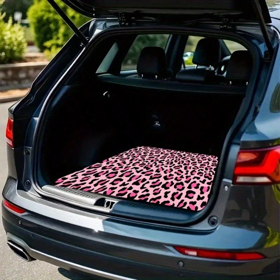 Interior Design Its - この車のトランクマットにはピンクと黒のヒョウ柄が特徴です。 清潔でスタイリッシュな内装を維持しながら、提供するサービスを提供します。