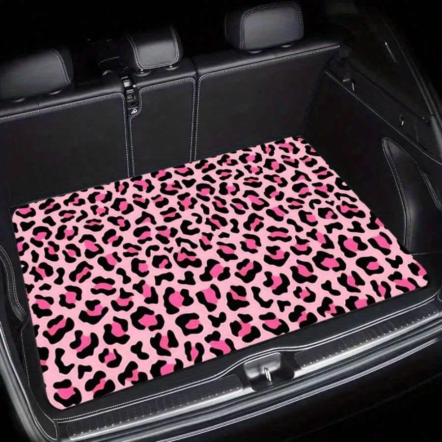 この車のトランクマットにはピンクと黒のヒョウ柄が特徴です。  - Interior Design Its のレビューと価格